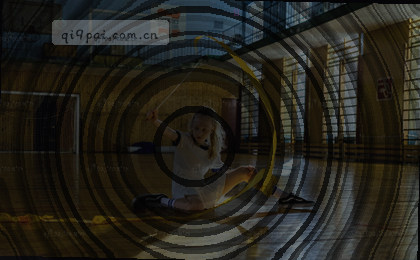 一名观众举起手机拍摄数字赛程表上的红蓝对阵信息。